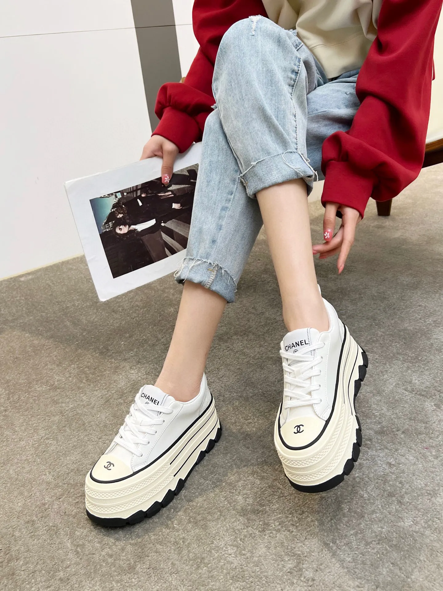👟👟Ex-factory price 540👟👟 Chanel thick-soled biscuit shoes are a new retro series, showing a relaxed posture and lightness to start the summer journey. Continuing CHANEL's iconic deconstructed silhouette, the shoe body is presented with simple three-dimensional lines and double logos. The upper layer of cowhide material is injected with upper layer softness to enhance the foot feel. It adopts a thick rubber sole with geometric texture and rubber edging details. The leg heightening effect is comparable to that of leg plastic surgery. It makes your legs look bigger, slimmer and longer. It can be easily held in various styles. You can wear it with you! Upper material: cowhide Inner material: sheepskin lining Size: 35-40